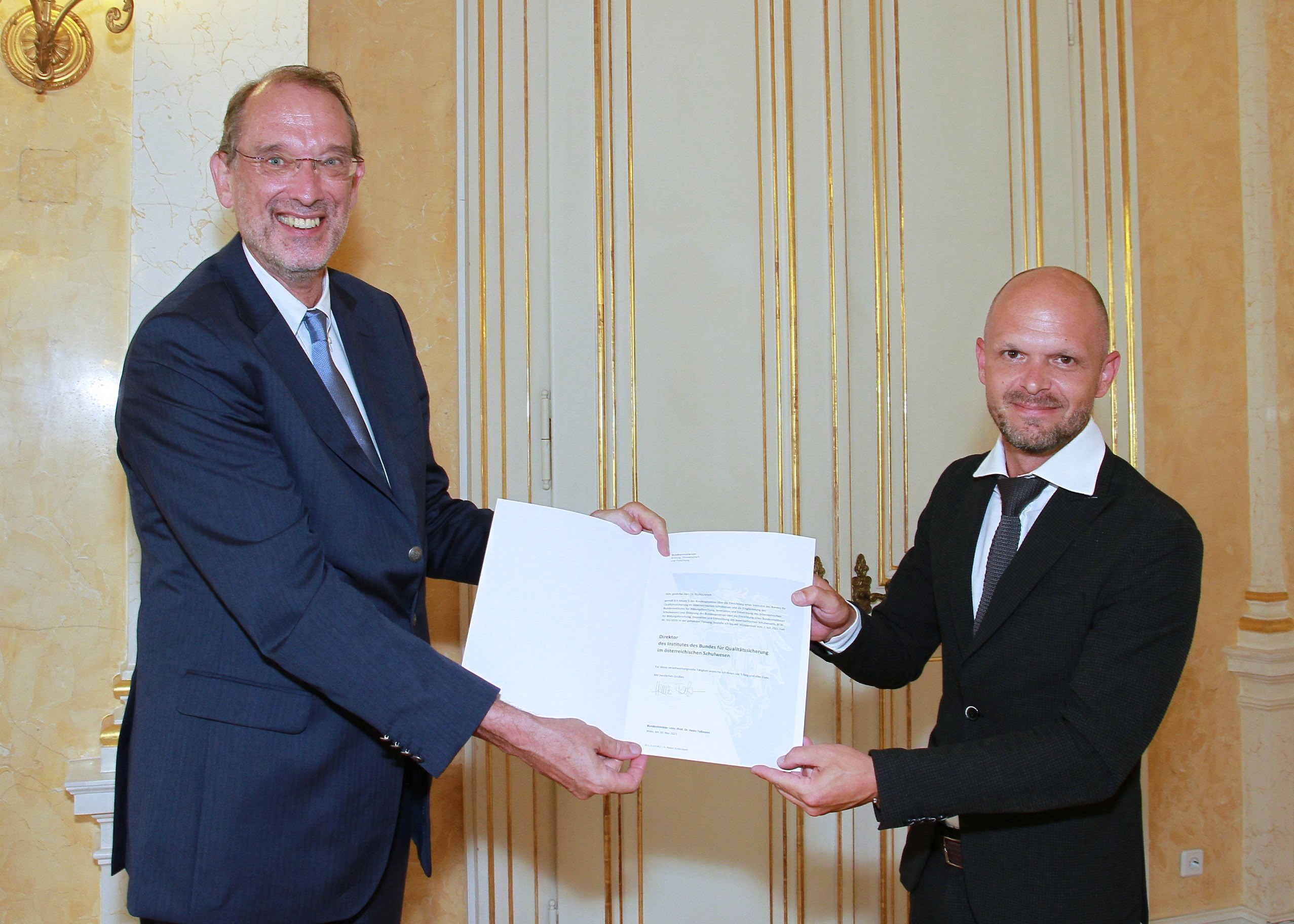 Bundesminister Faßmann und IQS-Direktor Klinglmair bei der Dekretübergabe